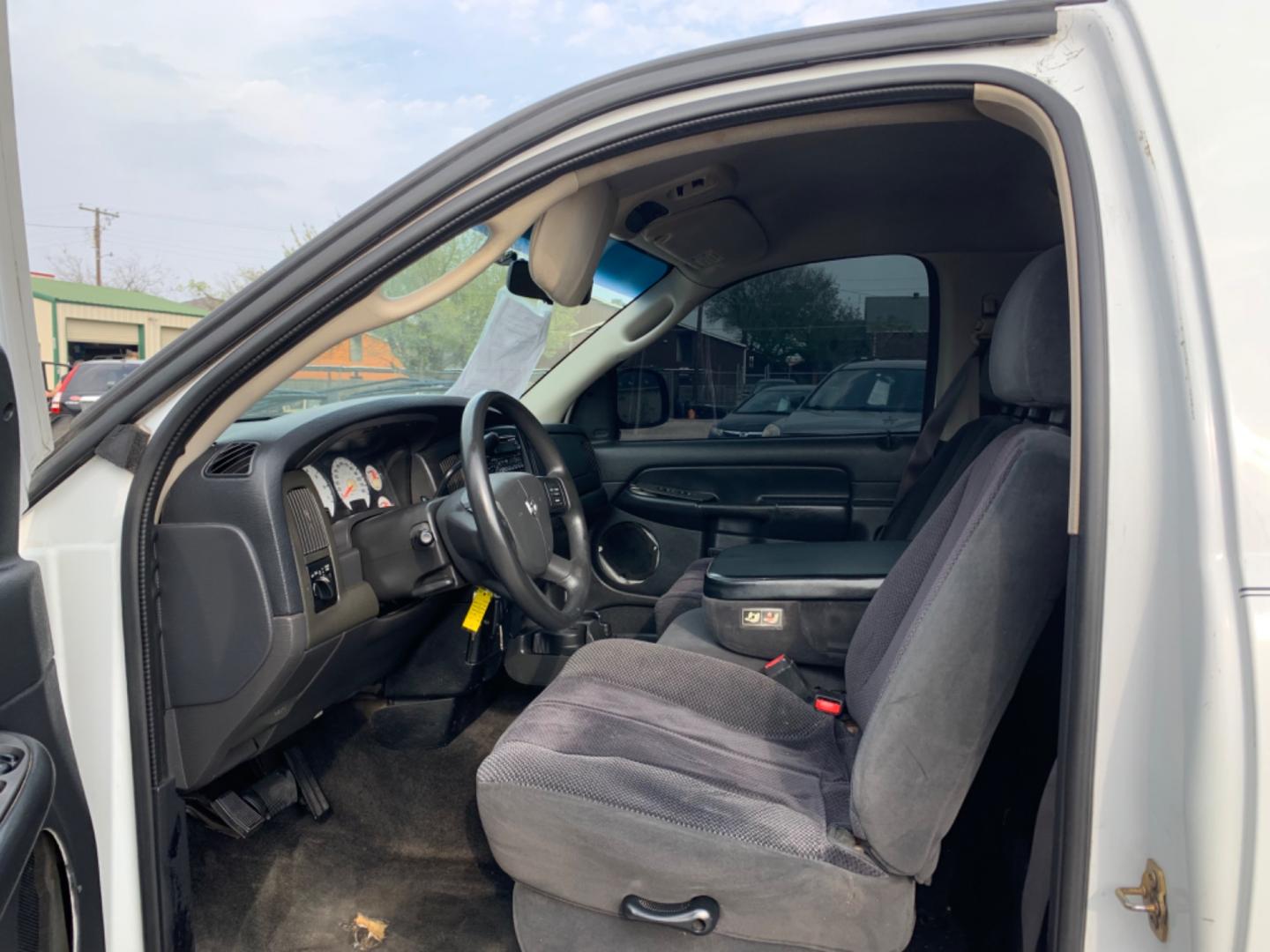 2004 White /Black Dodge Ram 1500 Laramie 2WD (1D7HA16N44J) with an 4.7L V8 SOHC 16V engine, Automatic transmission, located at 1830 North Belt Line Road, Irving, TX, 75061, (469) 524-0199, 32.834373, -96.993584 - Photo#7